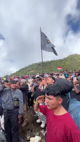 Alhamdulillah tahun ini bisa ikut upacara 17 agustus di ketinggian🤟🏻🫡 #gunungtalang #talang17agustus2025 #sumbar #2597mdpl 