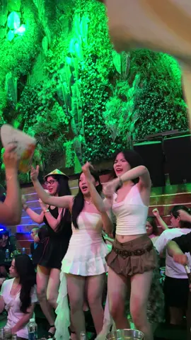 Tam ca nhảy sambaaaaa #hook #hookbeergarden #hue #beergarden 