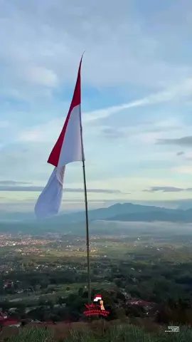 Bendera ukuran raksasa berkibar gagah di sungai pua,kabupaten agam,Dirgahayu indonesiaku ke 80🇮🇩🇮🇩 📽ig:sutan_rangkayomulia #kabupatenagam #sungaipua #benderamerahputih #hutrike80 #hutri #dirgahayuindonesia #minang #sumbar #fyp 
