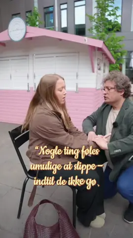 “4 liv – 4 forandringer ✨ Se hvad hypnose kan gøre. Snus, opkast, sorg og højdeskræk. Fire forskellige mennesker – én ting til fælles: De slipper det, der holder dem tilbage 💭 Hypnose kan mere, end de fleste tror. Se den sidste kvinde overvinde højdeskræk – og turde tage på toppen af Salling Rooftop ❤️  #hypnose #foryoupage #mentalstyrke #hypnotisør #adamaldridgedk 