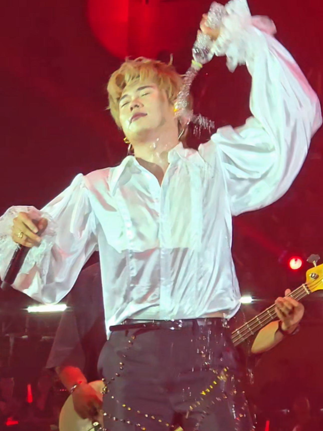 Ngừi ta tạt nước mà toi hóa thú khi nào khum hay :))))  Suộc cùi bẻm do mắc cái lightstick chà bá 🤣 #duongdomic #legendfest 