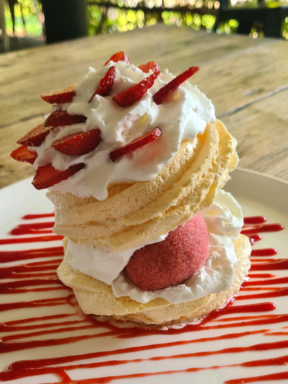🍓Strawberry Pavlova 🍓 #dessert #jakartarestaurant #strawberry #strawberrypavlova #weekendessert 
