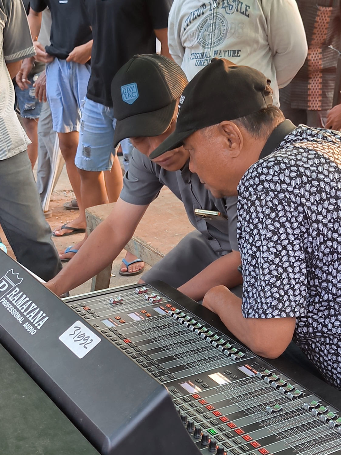 Duo suhu dangdut meracik horeg 🔥 #bssaudioreborn #ramayanaaudio #malang24jam #viralfyp #fyp @bssaudioreborn_real 