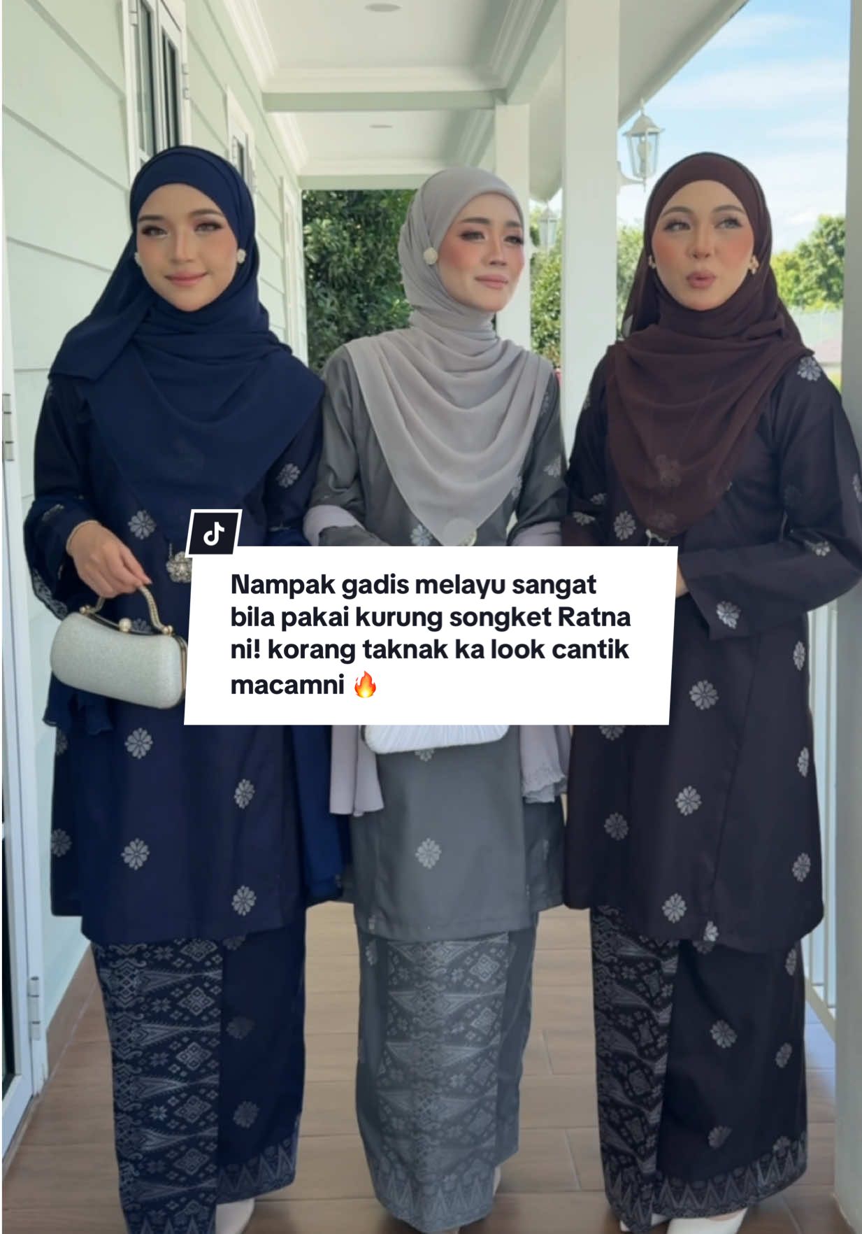 Nampak gadis melayu sangat bila pakai kurung songket Ratna ni! korang taknak ka look cantik macamni pergi kenduri or kerja? 🙈🥰 Kalau nak masuk live launching esk Isnin jam 9pagi tau ‼️ #nfhboutiquegallery #kurung #kurungmoden ##tiktokshop ##kurungcantik