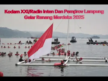Kodam XXI/Radin Inten Dan Pemprov Lampung Gelar Renang Merdeka 2025 LAMPUNG | infoTELEPASTINEWS.com — Dalam rangka memperingati Hari Ulang Tahun ke-80 Kemerdekaan Republik Indonesia, Kodam XXI/Radin Inten berkolaborasi dengan Komunitas Perenang Antar Pulau-Lampung bersama Pemerintah Provinsi Lampung menggelar Kolaborasi Berenang Merdeka 2025 di Pantai Mutun, Desa Sukajaya, Kecamatan Padang Cermin, Kabupaten Pesawaran, Lampung, Sabtu (16/8/2025). Rangkaian acara diawali dengan upacara pengibaran Bendera Merah Putih di permukaan laut yang melibatkan perenang terbanyak, yaitu 565 orang, sekaligus berhasil mencatatkan diri dalam Museum Rekor Dunia Indonesia (MURI). Gubernur Lampung, Bapak Rahmat Mirzani Djausal, S.T., M.M., bertindak sebagai Inspektur Upacara pertama yang memimpin upacara pengibaran bendera di tengah laut. Di tempat terpisah, Pangdam XXI/Radin Inten, Mayjen TNI Kristomei Sianturi, menyampaikan bahwa kolaborasi tersebut menjadi wujud nyata sinergi antara masyarakat, pemerintah daerah, dan TNI dalam merawat nilai kebangsaan. “Kegiatan Berenang Merdeka ini bukan sekadar olahraga, tetapi juga simbol kebersamaan untuk menjaga kedaulatan bangsa serta mengingatkan akan pentingnya melestarikan laut sebagai bagian dari pertahanan dan masa depan generasi mendatang,” tegasnya Acara turut dihadiri oleh sejumlah pejabat penting, di antaranya Wakil Gubernur Lampung, Danrem 043/Gatam, Danbrigif 4 Marinir/BS serta jajaran Forkopimda Lampung dan Bupati Pesawaran, Dendi Romadhona. Kegiatan ini juga diisi dengan penyerahan Piagam Rekor MURI. Melalui Kolaborasi Berenang Merdeka 2025, semangat gotong royong dan nasionalisme masyarakat Lampung semakin terpatri, sekaligus menjadi momentum untuk meneguhkan tekad bersama menjaga kedaulatan bangsa dan kelestarian alam Indonesia. (Red) (Puspen TNI).  #tniprima #puspentni #KodamXXI/RadinInten