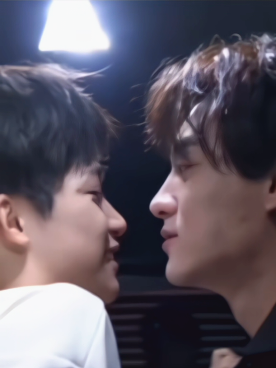 Tiann kalo natap deep banget sampek tembus layar hp. rasanya kek ziyu yg ditatap gue yang debarannya kenceng 🤣 aku suka ini tp sakit karena kangen mereka 🥹😭❤️ #tianxuning #chicheng #revengedlove #Ziyu  #tianziyu 