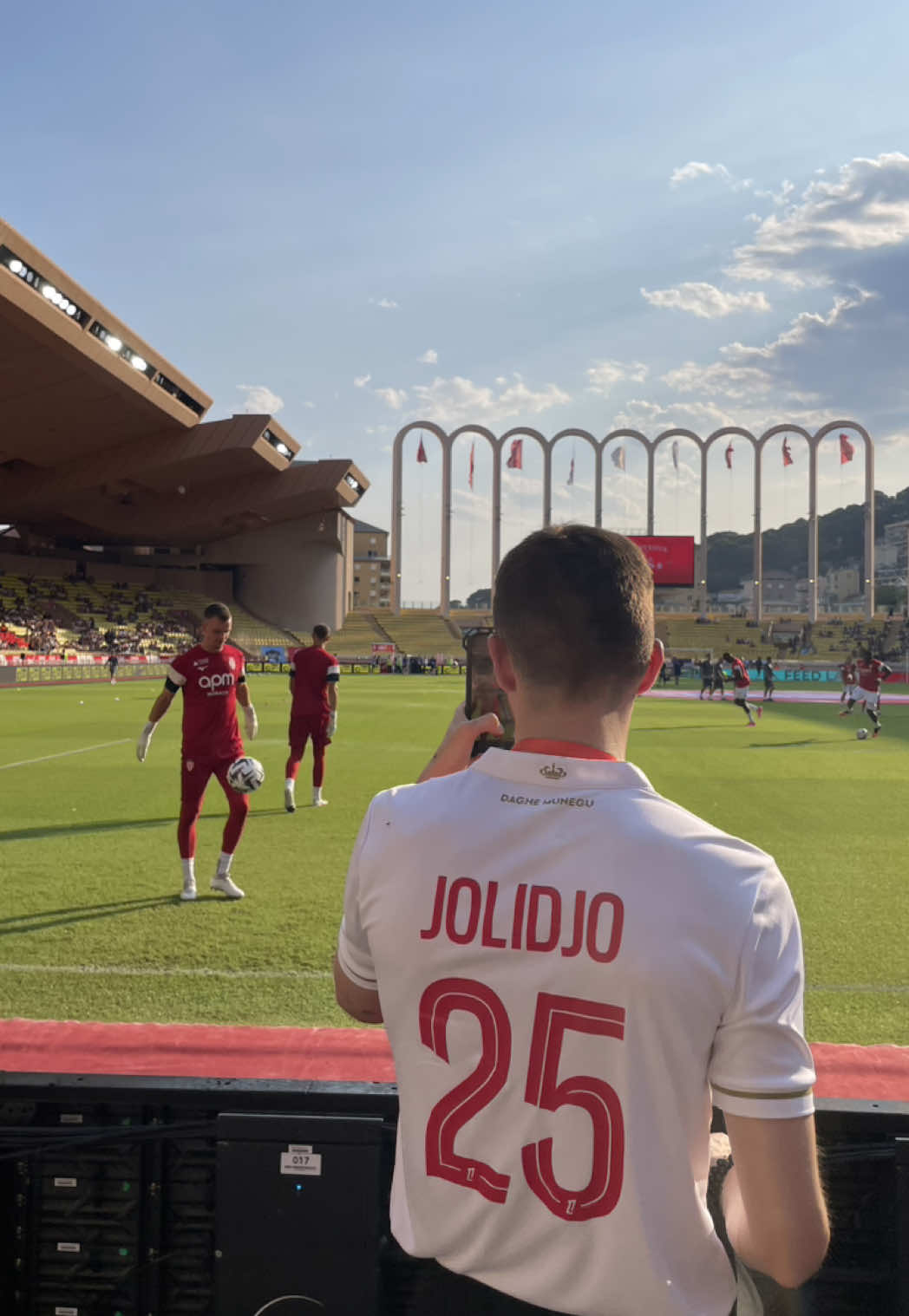 La @Ligue 1 McDonald’s redémarre et j’ai choisi la meilleure façon de la vivre : la victoire de l’@AS Monaco 🇲🇨⚽️  Mika Biereth, Magnes Akliouche, Eliesse Ben Seghir… ils étaient tous au rendez-vous 😎  Merci au club pour l’invitation 🏟️ et merci au Mont des Olives à Cap d’Ail pour l’hébergement 🏠  #Ligue1 #AsMonaco #Monaco #sportstiktok 