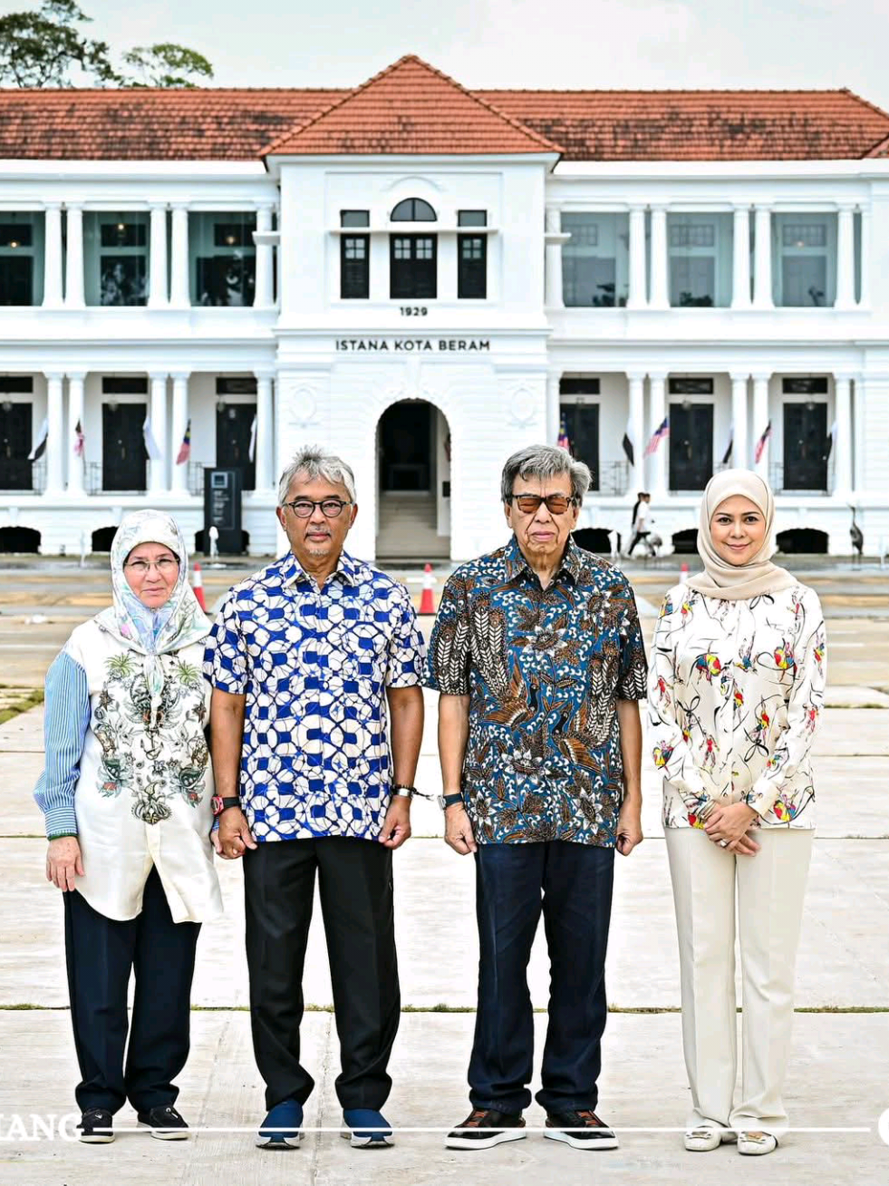 KDPB SULTAN PAHANG DAN KDPB TENGKU AMPUAN PAHANG BERSAMA-SAMA DYMM SULTAN SELANGOR DAN DYMM TENGKU PERMAISURI SELANGOR MELAWAT PEKAN BANDAR DIRAJA PEKAN, 17 Ogos 2025 - Kebawah Duli Paduka Baginda Sultan Pahang, Al-Sultan Abdullah Ri'ayatuddin Al-Mustafa Billah Shah Ibni Almarhum Sultan Haji Ahmad Shah dan Kebawah Duli Paduka Baginda Tengku Ampuan Pahang Tunku Azizah Aminah Maimunah Iskandariah Binti Almarhum Sultan Iskandar Al-Haj berkenan berangkat bercemar duli bersama-sama Duli Yang Maha Mulia Sultan Selangor Sultan Sharafuddin Idris Shah Al-Haj Ibni Al-Marhum Sultan Salahuddin Abdul Aziz Shah Al-Haj dan Duli Yang Maha Mulia Tengku Permaisuri Selangor Tengku Hajah Norashikin ke Pekan, Bandar Diraja hari ini. Paduka Baginda berdua berkenan berangkat bersama-sama DYMM Sultan Selangor dan DYMM Tengku Permaisuri Selangor melawat Muzium Sultan Abu Bakar, Muzium Maritim Pulau Beram dan Muzium Masjid Sultan Abdullah yang menjadi lokasi tarikan di bandar Diraja ini. Keberangkatan DYMM Sultan Selangor dan DYMM Tengku Permaisuri Selangor ke daerah ini adalah bersempena lawatan selama tiga hari Baginda berdua ke negeri Pahang Darul Makmur bermula hari ini. Baginda berdua berkenan melihat sejarah serta khazanah berharga negeri Pahang Darul Makmur yang berada di setiap lokasi muzium sebelum berkenan berangkat ke santapan tengah hari ini di Kafe Belibis. KDPB Sultan Pahang dan KDPB Tengku Ampuan Pahang bersama-sama DYMM Sultan Selangor dan DYMM Tengku Permaisuri Selangor turut berangkat melawat sekitar Bandar Pekan dan Padang Polo yang menjadi gelanggang penganjuran sukan elit itu sehingga ke peringkat antarabangsa. Baginda berdua turut berkenan ke Perkampungan Kraf Diraja Tunku Azizah di Pulau Keladi untuk melihat sendiri usaha-usaha memelihara keistimewaan Tenun Diraja Pahang yang lahir di daerah ini.  -KESULTANAN PAHANG  #kesultananpahang #sultanpahang #tengkumahkotapahang #tengkuampuanpahang #sultanselangor 