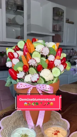 Gemüseblumenstrauß selber machen ein echter Hingucker und das perfekte Mitbringsel für jede Party! 🌸🥦 Vertraut mir, ihr müsst es unbedingt ausprobieren.😍 Was ihr braucht: Einen Übertopf (Größe nach Wahl) Eine Styroporkugel (die in den Übertopf passt) Holzspieße in zwei Größen Jede Menge frisches Gemüse wie: 🥦 Brokkoli       Blumenkohl 🍅 Cherrytomaten 🥒 Gurke 🌶️ Snackpaprika  🫜Radieschen und sonst so alles, was euer Herz begehrt ✨ Dazu noch Dips nach Wahl und schon habt ihr in ca. 20–30 Minuten ein kleines Kunstwerk gezaubert. 🌸 Ich überlege übrigens, das Ganze auch mal mit Obst zu machen 🍓🍍🍇 also einen Obstblumenstrauß 💐Was meint ihr, soll ich es ausprobieren? 😍 #düsseldorf #blumenstrauß #gemüse #gesund #gesunderezepte #partyfood #snackideen #gemüsestrauß #foodinspo #healthyfood #obstliebe #gemüseliebe #obst #girlssupportgirls #duesseldorf #Foodie #essen #foodporn 