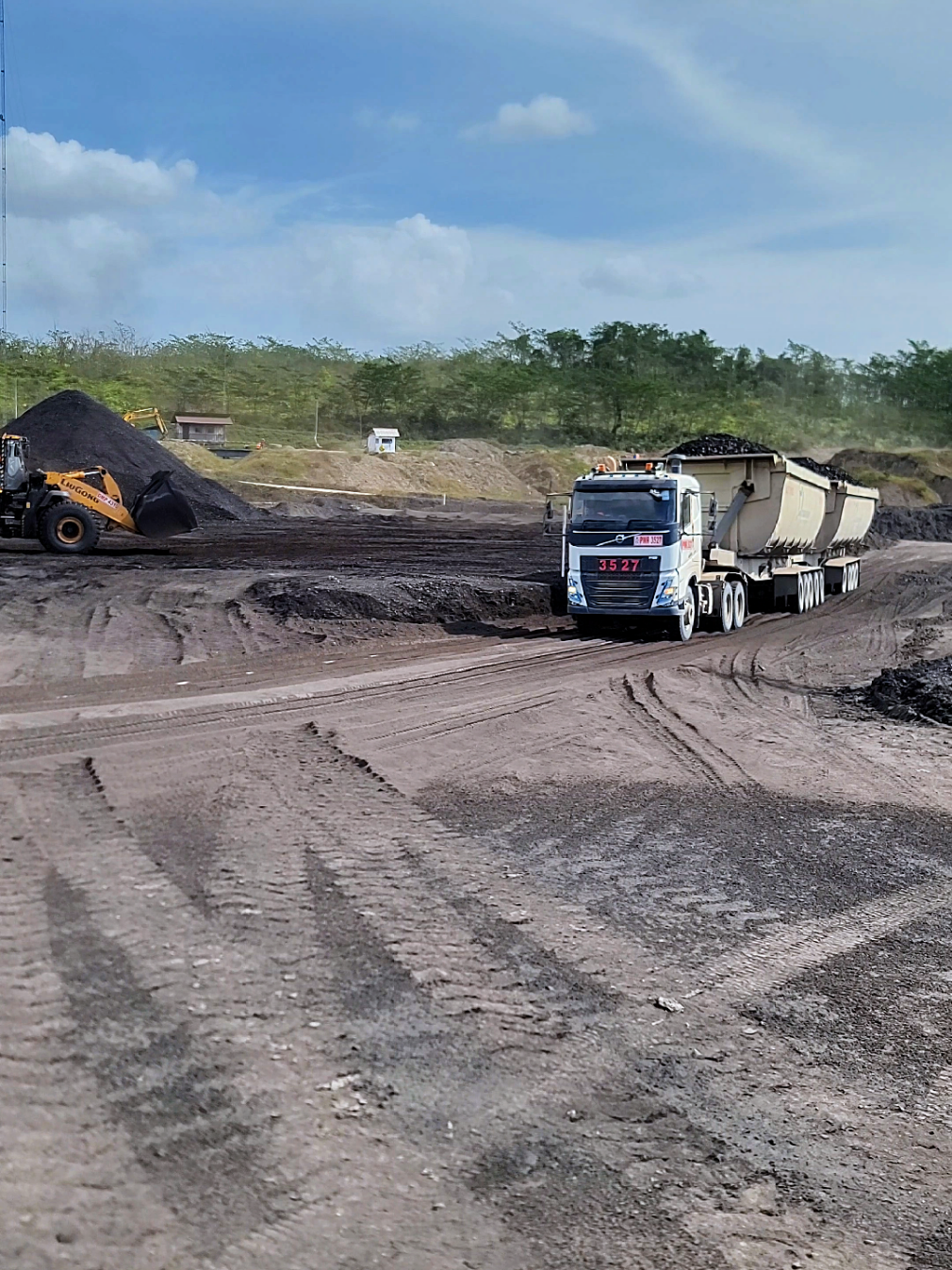 Membalas @zufri.adi Sebenarnya kuat aja' driver cari momentum, u/ menghindari kabin menghadap langit'.. 😅  #storytambang #kulitambang #haulingkalimantan #kutaibarat 