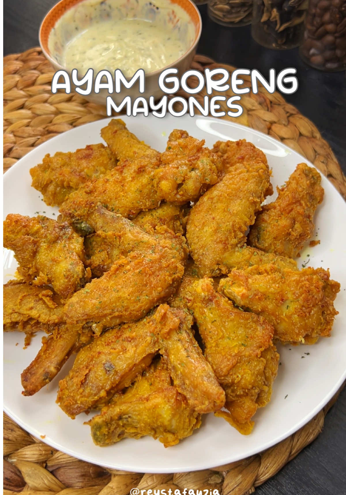 Ayam goreng mauones ini mau pake cocolan apa aja enak. Kalo cocolan ayam gorengnya saus creamy kayak gini enaknya dicemilin aja, tp kalo misalnya cocolannya sambel terasi enak banget dimakan bareng nasi angeeettt!! AYAM GORENG MAYONES By: @reystafauzia Bahan: - 500 gr ayam - 1 bks bumbu marinasi - 2 sdt bawang putih bubuk - 1/2 sdt lada bubuk - 2 sdm tepung maizena Bahan blender: - 1 butir telur - 3 sdm minyak goreng - 1 sdt cuka Saus Creamy: - Saus creamy instan - 4 sdm susu cair -  Parsley kering secukupnya Caranya: Simak divideo #ayamgoreng #resepayamgoreng #ayammayo 