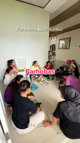 Apalah aku tanpa eda eda ku di Medan ini 🥹🥹🥹🥹🥹🥹🥹🥹🥹🥹🥹🥹🥹 Ada yang bantu suir ayam, lap daun, packing, bantu racik dari pagi sampe senja 😆