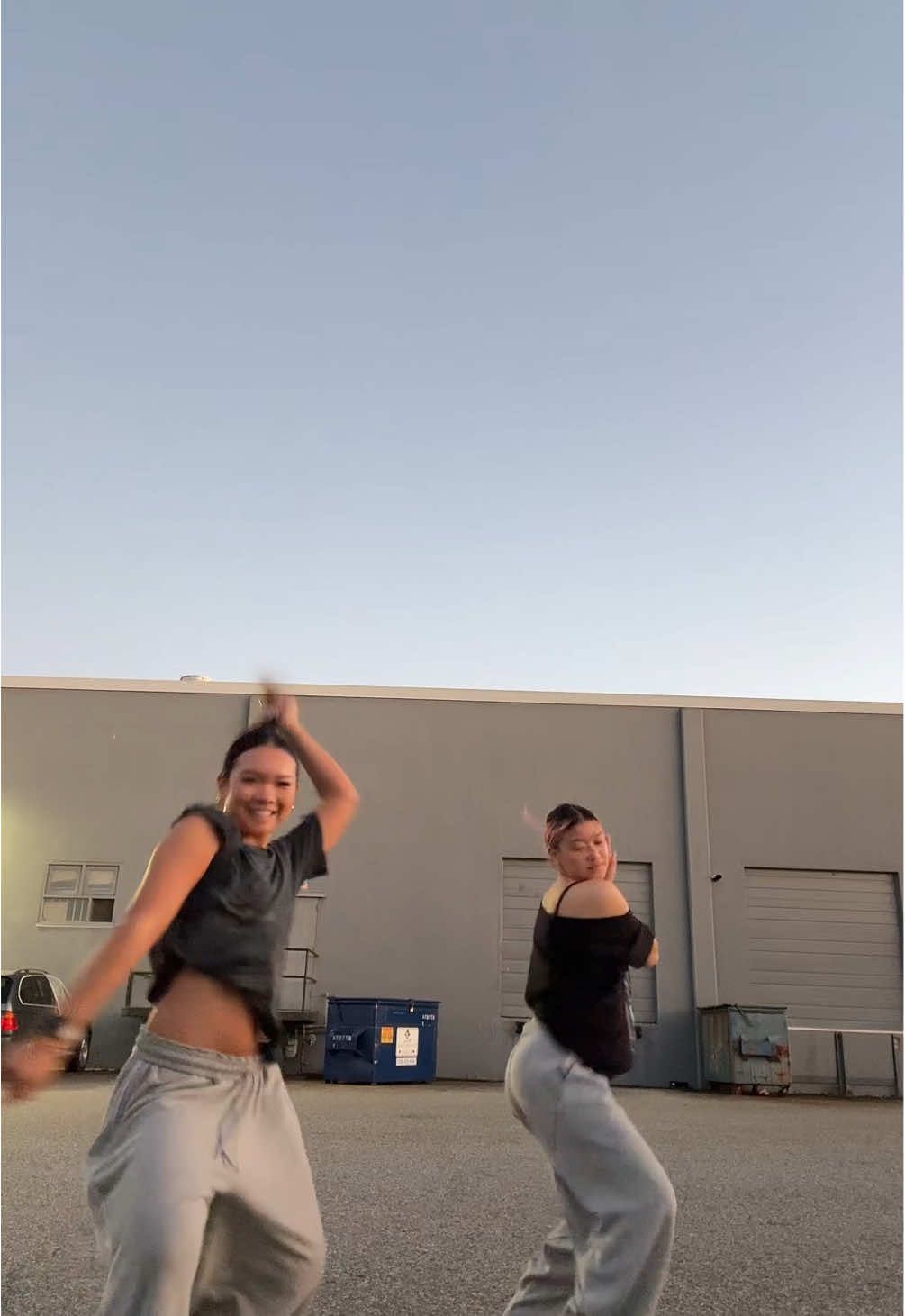 ig the mosquito wanted to stick around n watch 😭 @_pyingu (dc: @Fäb) #ilikethat #luciana #dance #trendingdance 