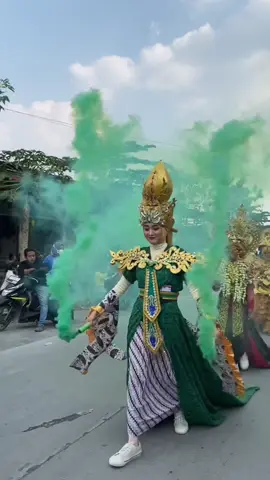 Bom asap menyala-nyala, karnaval bersinar — kebebasan dalam setiap warna 🤩🟢 #karnaval2025 #karnavalagustusan #smokebombs #asapwarnawarni #smoketube 