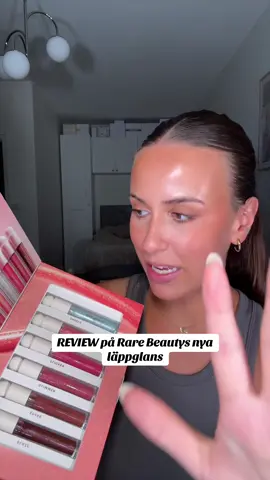 Okej I did not expect that. 👀 @VASS PR 🩷  #rarebeauty #lipgloss #sminknyhet @Rare Beauty @Sephora Scandinavia 