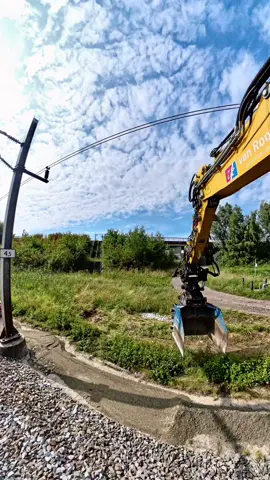 It’s Sunday — and we’re still out here. While most are slowing down, we’re staying locked in. Because real progress doesn’t care what day it is. Every shift, every meter, every detail — it adds up. This is more than work. This is what we stand for 💪🔥 #DutchRailWorker #SundayShift #RailLife #BuiltForTheRail #OnTrack 