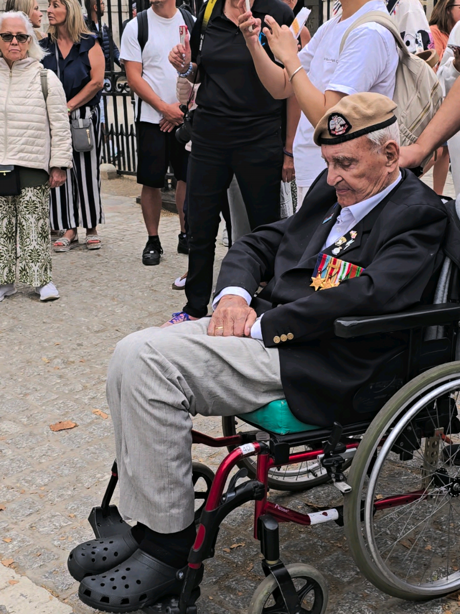 Honors to Our Heroes 🇬🇧 ​Lady Victoria Hervey and a veteran share a moment with the King's Guard at Horse Guards yesterday. This week, we honour and remember the 80th anniversary of VJ Day. Thank you, veterans, for your service and for a brighter future. #VJDay #VJDay80 #Veteran  #BritishArmy #HorseGuards 