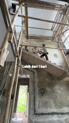 Lama banget buat ambil keputusan buat beli granit tangga ini soalnya agak susah nyari harga yang pas. Menurut kalian warna sama motifnya gimana guys? #fyf #fyp #rumah #renovasi #homeliving