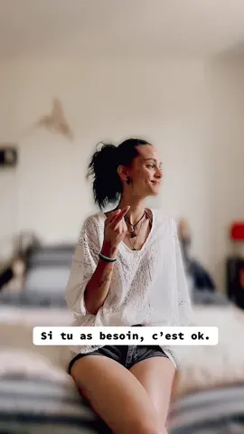 Une situation : trois réactions. Petite vidéo de lutte contre les violences faites aux sourd.e.s. Les mots et les actes ont des conséquences. #lsf 