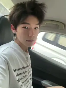 我觉得自己很帅，你和我一样漂亮 