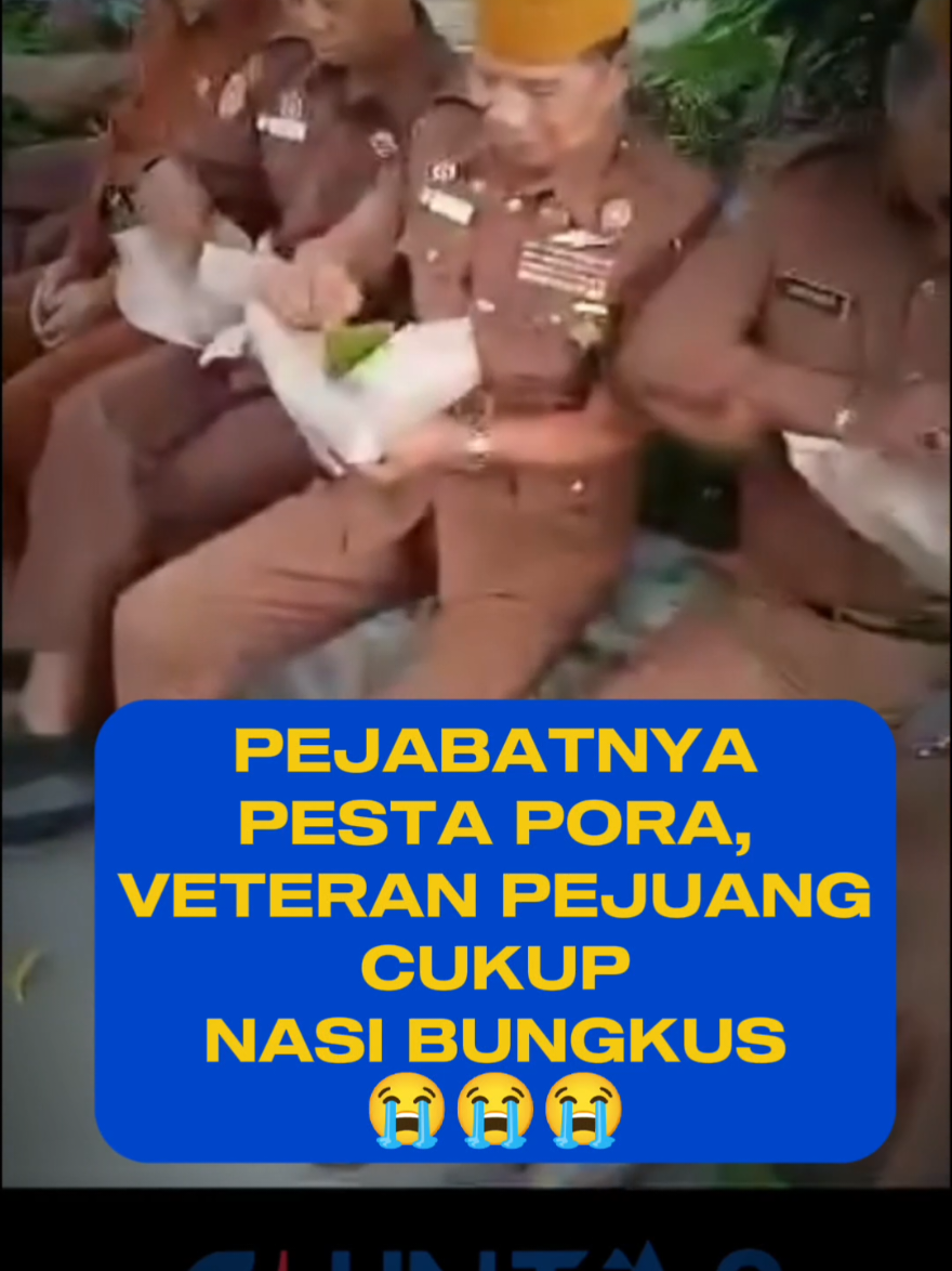 Mereka adalah pejuang. Tapi, setiap tahun, ketika para petinggi negara berpesta, para veteran cukup nasi bungkus. Itupun, makannya hanya di bawah pohon...😭😭😭 #veteran #pejuang #hutri #hut80indonesia #17an #17agustus #17agustus2025 #17agustus2025🇲🇨🇮🇩🙏🙏👍👍 