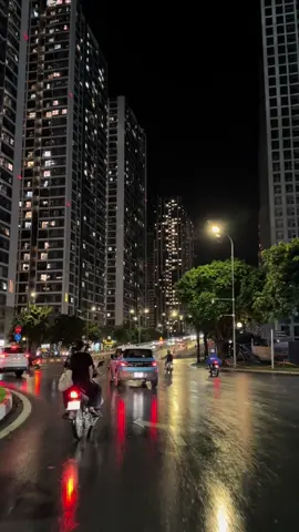 Người ta thường nói ngày mưa rơi là ngày buồn nhất, ngày ta đã đánh mất tất cả trong tình yêu… @Hà Nội Về Đêm ❤️ #langthanghanoi #hanoivedem❤️ #nhachaymoingay #xuhuong2025 