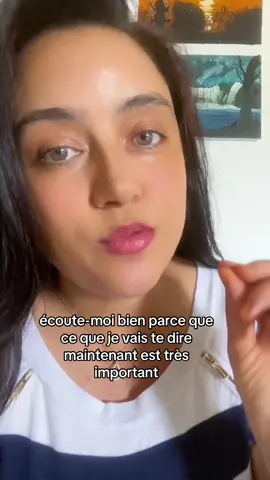 Il y a des personnes qui vont voir tes nombreux appels comme de la plainte… comme de l’insistance. Et d’autres vont y voir de l’attention, de l’amour, un vrai intérêt pour eux et leur quotidien. Il y a des gens pour qui la question « T’es où ? Tu fais quoi ? » sera vécue comme une pression, un étouffement, une suspicion. Et puis, il y a ceux qui y verront la plus belle preuve d’amour, de présence, de peur de te perdre. Quelqu’un peut te trouver trop ronde, et un autre te trouvera juste magnifique, pleine de charme. Il y en a qui verront ton côté spontané, ton grain de folie, comme de l’immaturité. Et d'autres, comme une passion pour la vie, une lumière, une joie contagieuse. 💬 L’œil de celui qui aime ne voit pas les défauts. 🧠 Le cœur de celui qui aime accepte les défauts. 🫶 Et l’esprit de celui qui aime apprend à aimer même ce qui, chez toi, n’est pas parfait. Mais tu vas sûrement me demander maintenant : « Si c’est vrai… alors pourquoi il reste avec moi tout en me demandant constamment de changer, de devenir quelqu’un d’autre ? » Parce qu’il y a une énorme différence entre aimer quelqu’un, être habitué à sa présence, ou être simplement attaché. Ce que tu vis là maintenant, ce n’est peut-être pas de l’amour. C’est peut-être un attachement. Une habitude. Un besoin de combler un vide. Peut-être qu’il te voit comme une bonne future épouse… mais pas comme l’amour de sa vie. 💡 Ne cherche pas quelqu’un. Laisse-le venir. Un jour, quelqu’un viendra… quelqu’un qui ne cherchera pas à te transformer. Oui, il pourra te faire des remarques — une, deux, trois choses à améliorer ensemble — mais toujours avec douceur, respect et amour. Mais ne reste jamais dans une relation où l’autre veut changer ton apparence, ta voix, ton histoire, ton essence. Parce qu’à la fin, il ne t’aimera jamais toi. Il aimera la version qu’il a fabriquée de toi. Une version qui n’est pas toi. On a tous des défauts. Mais dans ton cas, ce n’est pas toi le problème. C’est la mauvaise personne. Le mauvais endroit. Le mauvais moment. Alors change de personne. Change d’environnement. Et crois-moi : le bon viendra. Celui qui aimera tes défauts, qui les respectera. Celui qui, même s’il voit un défaut « sérieux », ne te quittera pas. Il t’en parlera avec amour, avec tact, avec patience. Il te dira : « Viens, on avance ensemble. Changeons ensemble. Grandissons ensemble. » Mais pas quelqu’un qui te donne une liste interminable de choses à changer… Et qui, à la fin, s’en va te laissant perdue, brisée, sans savoir qui tu es, ni où aller. #psycho #developpementpersonnel #pourtoi 