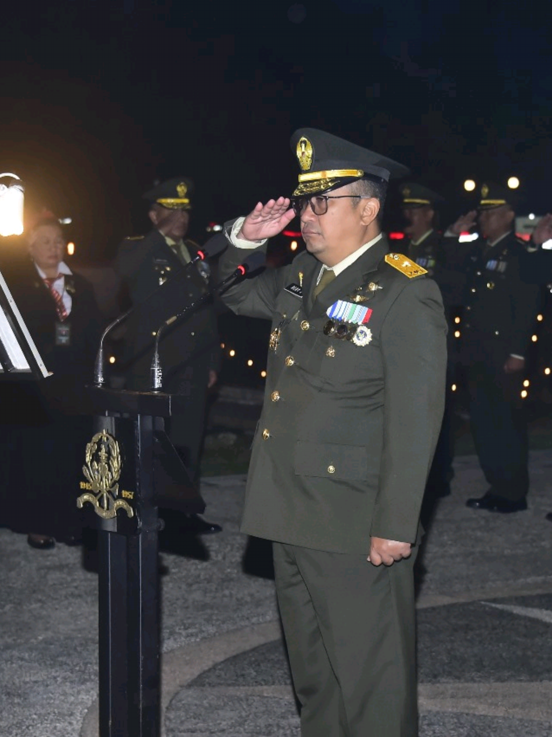 Magelang, 17 Agustus 2025 – Direktur Umum Akademi Militer Brigjen TNI Dedy Zulkifli, S.H mewakili Gubernur Akmil memimpin Apel Kehormatan dan Renungan Suci dalam rangka memperingati Hari Ulang Tahun ke-80 Proklamasi Kemerdekaan Republik Indonesia. Kegiatan tersebut dilaksanakan di Taman Makam Pahlawan (TMP) Giri Darmoloyo, Magelang, pada Sabtu malam. Acara yang berlangsung khidmat itu dihadiri para Pejabat Perwira Tinggi dan Pejabat Distribusi Akmil, jajaran Forum Koordinasi Pimpinan Daerah (Forkopimda) Magelang, serta unsur TNI, Polri, dan masyarakat. Renungan suci dilaksanakan untuk mengenang jasa-jasa para pahlawan yang telah berkorban demi kemerdekaan bangsa serta sebagai wujud penghormatan atas keikhlasan dan kesucian pengabdian mereka. Dalam amanatnya, Gubernur Akmil menegaskan bahwa perjuangan para pahlawan adalah perjuangan seluruh bangsa Indonesia. Beliau mengajak seluruh generasi penerus untuk meneladani semangat juang dan meneruskan cita-cita kemerdekaan. “Jalan kebaktian yang ditempuh para pahlawan adalah jalan bagi kita juga. Semoga arwah para pahlawan diterima di sisi Tuhan Yang Maha Esa,” tegasnya. #CapCut #akmil #magelang24jam #akademimiliter 
