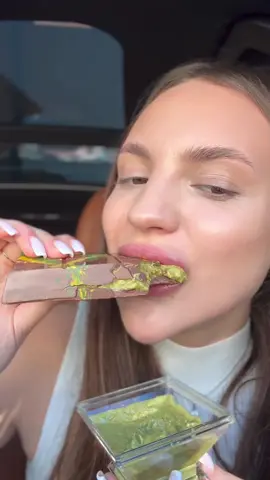 Découvre ce chocolat de Dubaï d’exception, au goût intense de pistache grillée et une touche subtile de chocolat. Une expérience gourmande unique, parfaite pour se faire plaisir ou offrir. Ne rate pas cette pépite qui fait déjà le buzz !  #ChocolatDeDubai #GourmandiseDeLuxe #PistacheChocolat #TikTokFood #FaitPourLesGourmets