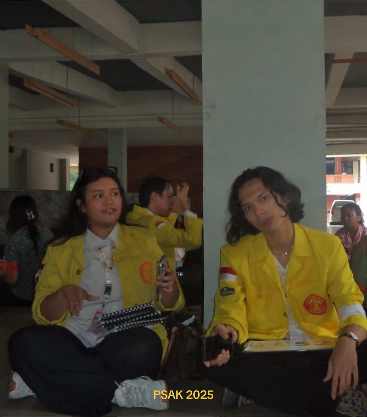 seringkali saya merasa tidak nyaman jika mendengar kegiatan ospek diasosiasikan dengan hal-hal berbau penyalahgunaan senioritas, perpeloncoan, dan berbagai hal menakutkan lainnya di FISIP kami belajar bahwa langkah pertama kami berada di lingkungan baru merupakan hal yang krusial untuk diperhatikan, agar perjalanan kami kedepannya datang dari hati kali ini saya ingin membagikan memori baik beberapa hari lalu yang saya jalani ketika ospek, namun kali ini sebagai panitianya ya, dan saya coba abadikan lewat mata dan kamera kecil ini