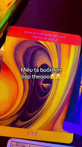 Má cái lá “doctor” lại để ngược :)) không có đọc bài ngược đâu nhưng nó đã xếp thế thì đọc zay.  Ở đây mình thấy cái vibe bên ngoài khá trẻ con và vui tươi. Có thể là người mang năng lượng nữ trong này. Ê cảm giác trẻ con đến mức trẻ trâu luôn ý🥲🥲 có thể đi mấy chỗ người đó thích, mấy chỗ trẻ con hay thích?🥲 hoặc mấy nơi toả ra sự ngọt ngào + trẻ trâu + vui tươi, có khi là hơi lố lăng🫠🫠  Cái người còn lại toả ra vibe rất yêu thương cưng chiều ý awwww😶‍🌫️ ban đầu có thể đi nơi bạn nữ thích nhưng sau đó sẽ chuyển sang nơi nào đó mang đậm tính truyền thống sang trọng🤔🤔 buổi triễn lãm/đi ăn etc. Cảm giác nơi t2 trái ngược hoàn toàn với nơi t1 luôn, mang màu rất cổ kính/cổ điển/quý tộc :))) gì z sao giống dắt con đi chơi thế nàyyyy😇  Ở nơi t2 2 người mới bắt đầu nói chuyện sâu với nhau. Ê có thể lần nói chuyện này khá căng ý. Không hẳn là cãi nhau, không có tổn thương đâu, mà bầu không khí nặng trịch, dù là tỏ tình thì cái màu này khá..áp lực🥹 người nam có vẻ tính toán rất kĩ từng bước rồi🤔 linh hoạt theo ý người nữ nhưng vẫn giữ thế chủ động mấy chỗ sau ở mình, tạo ra 1 buổi có vẻ nhẹ nhàng chữa lành nhưng lại giấu cái sự ám muội + sự quánh đặc khó chịu bên trong đến cuối mới lộ ra. Không cảm giác lôi vết thương cũ lên chỉ trích nhưng sặc mùi ghen + chiếm hữu + phải ra ngô ra khoai toàn bộ. Nên sau buổi này hai người hoặc lên 1 mức mới sâu hơn, hoặc đứt hẳn :3 chứ không có lưng chừng nữa đâu :3 Ê cái lá key cũng ngược🙃 nhìn như nhiều aha moment nhưng lại là aha moment under pressure😇 kiểu như thay vì “wow hiểu rồi nha😆✨” thì lại “aha..damn..🥹” Cái buổi hẹn sao mà lắm lớp layer thế :)))