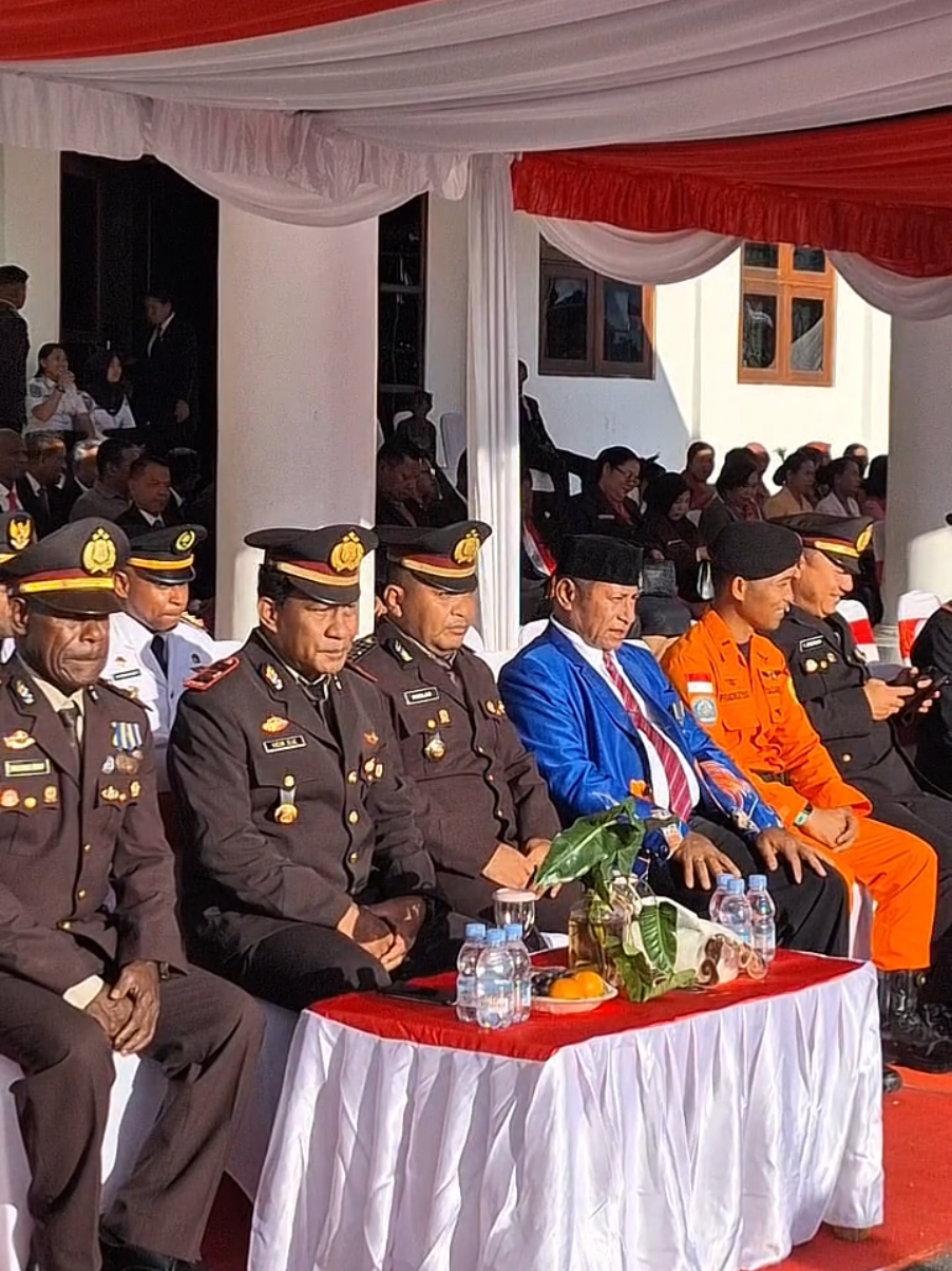 ✨🇲🇨 Menutup peringatan HUT RI ke-80 dengan hati penuh haru dan bangga… Barisan pegawai Kemenag Teluk Wondama turut mengikuti prosesi penurunan sang saka Merah Putih, sebagai wujud penghormatan terakhir pada perayaan kemerdekaan tahun ini. 🔥 Semangat tetap menyala — karena cinta tanah air bukan hanya saat upacara, tetapi tercermin dalam kerja, dedikasi, dan pelayanan setiap hari bagi bangsa dan negara. 💬 “Dirgahayu Republik Indonesia — pulih lebih kuat, melaju menuju Indonesia Emas!” 🇮🇩 #kemenagtelukwondama #telukwondama #wondama_tiktok🤙🤙😎 #fypviralシ #hutri80indonesia🇮🇩 