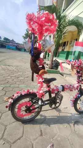hias sepeda panjat pinang full effort 😂😪  #harikemerdekaan🇮🇩 #17agustus #fypageシ #viralvideo #merdeka 
