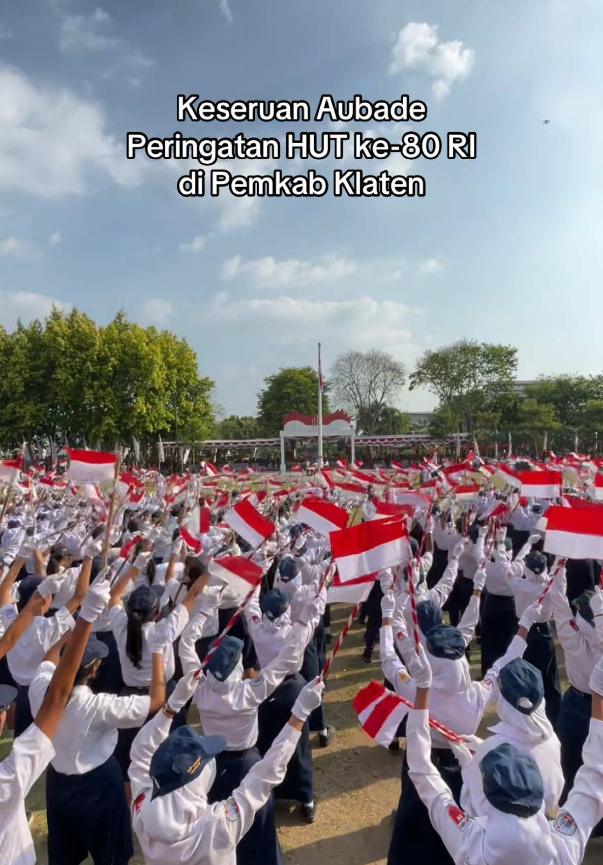 Mas Bupati @Hamenang Wajar Ismoyo menyaksikan aubade pada peringatan HUT ke-80 Republik Indonesia di Alun-alun Kabupaten Klaten.  #bupatiklaten #hamenang #klatenkeren #klaten #hutri80 