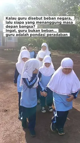Guru adalah cahaya yang menerangi jalan generasi penerus bangsa. Kalau bukan guru, siapa lagi yang menyiapkan masa depan negeri ini? Mari hargai peran guru, bukan merendahkannya. #GuruBukanBeban #HargaiGuru #PahlawanTanpaTandaJasa #PendidikanIndonesia #tiktokviral 