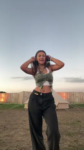 der remix jetzt nachts mit offenen fenstern aus dem auto schreien