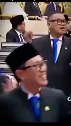 ekspresi gibran rakabuming ketika melihat para pejabat joget joget, membuat pertanyaan bagi publik. #gibranrakabuming #pejabatnegara#indonesia #beritaviral #joget 