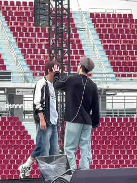 “ผมเนี้ยนะจะชอบแฮชาน” คะ???? อันนี้พี่แจมินแพ้เสียงในหัว(ใจ)หรอคะ แล้วคอนที่ไทยวันแรกน้องแฮชานแซวที่ฮีเปิดเสื้อหลังโชว์เสร็จน้องเลยเดินไปส่องดูข้างในเสื้อแล้วพูดว่ามีอะไรซ่อนอยู่ข้างในหรือเปล่านะ(แซวกล้ามแจมิน) แล้วพี่แจมินบอก“ก็เห็นบ่อยแล้วนิ”พร้อมกับยิ้มหวาน แจมชานที่ไทยแรงมากพี่แจมินแพ้เสียงในหัวสุดๆไม่มีแล้วเส้นไม่มีแล้วผู้ชายปากแข็ง🤭 #jaemchan #แจมชาน #haechan #jaemin #nctdream 