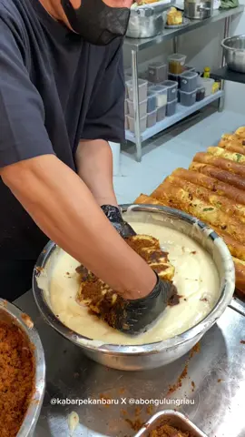 Ini dia oleh-oleh yang lagi hits di Pekanbaru 🤤😍 Enggak afdol ke Pekanbaru sekarang kalau enggak mampir ke tempat oleh-oleh @abongulungriau yang selalu ramai ini. Selain varian abonnya yang banyak, kita juga bisa lihat proses produksinya langsung, soalnya mereka konsepnya open kitchen ✨ Di sini ada 3 varian rasa: 🥮 original 🥮 spicy 🥮 keju Packaging-nya juga proper, jadi cocok banget buat dijadiin buah tangan untuk orang-orang terkasih. 🏠 Nama tempatnya Abon Gulung Riau 🕗 Buka dari jam 7 pagi sampai 9 malam 📍 Alamatnya di foodpark MTC Mall Panam #kuliner #oleholehpekanbaru #abongulung 