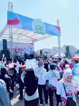 Lomba Sepeda..,peringatan kemerdekaan RI yg ke-80, saya mendpt kesempatan utk ikut memeriahkan kegiatan lomba sepeda yg diprakarsai oleh Kang Haji @cucunsyamsurijal wakil ketua DPR-RI di Majalaya kab.Bandung- Jawa Barat. Seru bgt..apalg bnyk doorprize yg super mewah...peserta senang..masyarakat sangat antusias..,ditambah lg dgn kehadiran Mas Tomkur @tommykurniawann yg handsome🥰 Bravo Kang CUCUN 👍👍👍 #pkb #dirgahayuindonesia  #muhaiminiskandar
