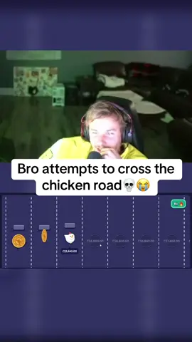 Bro attempts to cross the chicken road💀😭#kickstreaming #fypシ゚ #crossyroad 