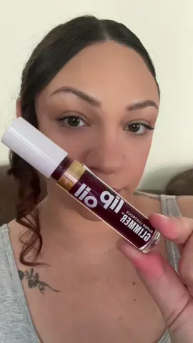 Juicy, non-sticky & affordable? Run. 💨 @Revlon Cosmetics glimmer lip oil in shade Pump Pop 🤗💜 #revlon #affordablemakeup #fallmakeup #vampymakeup #makeuptutorial 