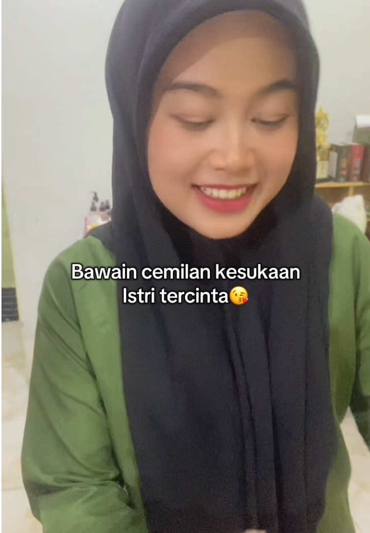 Cemilan kesukaan istri tercintahhh cekkk🤭 #suamiistribahagia #suamiistri #suamiidaman #fyppppppppppppppppppppppp #istribahagia