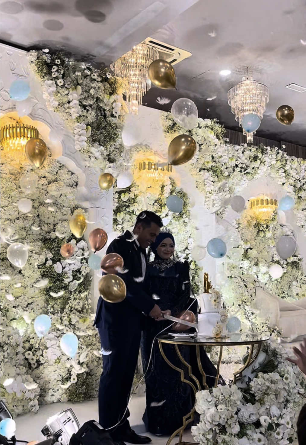 2pcs Sky Blast Balloons 🎈 🎂 ✅ Customizable balloon colours ✅ Adjustable bursting time  📍 Urban Ballroom KL Our Services ⬇️ ✔️ Sky Blast / Ground Blast Balloons ✔️ Cold Sparks Machine ✔️ Low Fog / Dry Ice Machine ✔️ Diamond Rain  ✔️ Gender Reveal Confetti Cannon 🇲🇾Coverage Area: 📌 KL / Selangor 📌 Semenanjung Malaysia 📌 Kota Kinabalu,Sabah #balloonblast #weddingballoon #weddingkl #popballoonwedding #balloonpoppingwedding #balloonkl #weddingdecokl