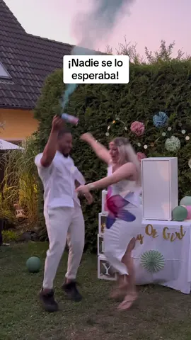 Otro ángulo de la sorpresa que le hizo este hombre a su mujer frente a su familia dejandolos sin palabras a cada uno nadie esperaba que hiciera algo como eso. 