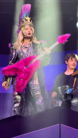 QUEEN Bill & KING GEORG 🥵 #tokiohotel #ddm #durchdenmonsun #berlin #billkaulitz 