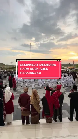 Upacara Penurunan Bendera Hut Republik Indonesia ke 80 Tahun. Alhamdulillah sore ini kita melaksanakan upacara penurunan bendera Hut Republik Indonesia yang Ke 80 tahun di komplek perkantoran Walikota Pekanbaru Dalam rangka kemerdekaan ini kita juga membagikan sembako untuk 1.000 orang pegawa kebersihan Kota Pekanbaru, insya allah kita akan terus merealisasikan satu persatu puaya untuk meningkatkan dan mensejahteragakan masyarakat Kota Pekanbaru Terutama di lingkungan Pemerintahan Kota Pekanbaru. Kami atas nama pemerintah Kota Pekanbaru juga mengucapkan apresiasi yang setinggi tinggi nya kepada adik adik kami Paskibra yang telah mengibarkan bendera dan penurunan bendera Hut Republik Indonesia yang ke 80 Tahun dengan sukses. #markariusanwar #pekanbaruaman #kolaborasibangunnegeri #wakilwalikotapekanbaru #pekanbaru     