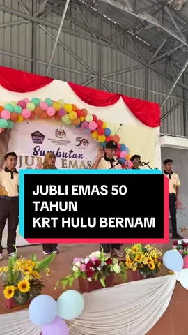 𝗠𝗔𝗝𝗟𝗜𝗦 𝗣𝗘𝗥𝗔𝗦𝗠𝗜𝗔𝗡 𝗦𝗔𝗠𝗕𝗨𝗧𝗔𝗡 𝗝𝗨𝗕𝗟𝗜 𝗘𝗠𝗔𝗦 𝟱𝟬 𝗧𝗔𝗛𝗨𝗡 𝗞𝗔𝗪𝗔𝗦𝗔𝗡 𝗥𝗨𝗞𝗨𝗡 𝗧𝗘𝗧𝗔𝗡𝗚𝗚𝗔 (𝗞𝗥𝗧) 𝗛𝗨𝗟𝗨 𝗕𝗘𝗥𝗡𝗔𝗠, 𝗗𝗔𝗘𝗥𝗔𝗛 𝗛𝗨𝗟𝗨 𝗦𝗘𝗟𝗔𝗡𝗚𝗢𝗥 HULU BERNAM, 16 Ogos 2025 - Memenuhi jemputan merasmikan Sambutan Jubli Emas 50 Tahun Kawasan Rukun Tetangga (KRT) Hulu Bernam, Daerah Hulu Selangor yang diadakan di Dewan Datuk Rosni Sohar, Rumah Awam II, Hulu Bernam. Turut hadir, YBrs En Burhanuddin Bin Hj Daud, Pengarah Perpaduan Selangor, YDH  Supt Ibrahim Bin Husin, Ketua Polis Daerah Hulu Selangor, Pn Nor Faizah Binti Kamaruddin, Pegawai Perpaduan Daerah Hulu Selangor serta Pengerusi KRT-KRT dari seluruh daerah Hulu Selangor. Hari ini rasa sangat istimewa bila dapat bersama meraikan Jubli Emas KRT Hulu Bernam – 50 tahun kita bersama membina perpaduan. Sebagai anak jati Hulu Bernam, saya ada banyak kenangan dengan KRT ini, di mana saya juga pernah bergiat aktif dalam pelbagai aktiviti dan program yang dianjurkan oleh KRT ini. Harapan saya, semangat silaturrahim yang erat ini jangan hilang. Kita terus kekalkan perpaduan supaya Hulu Bernam kekal aman dan harmoni untuk anak cucu kita. Tahniah saya ucapkan kepada En Hamdan Abu Bakar, Pengerusi KRT Hulu Bernam dan seluruh jawatankuasa beliau yang berjaya menganjurkan bersama sambutan hari ini bersama Jabatan Perpaduan Hulu Selangor dengan cemerlang. #fyp #foryou #rukuntetangga #jubliemasrukuntetangga #KRT #perpaduan  #krthulubernam