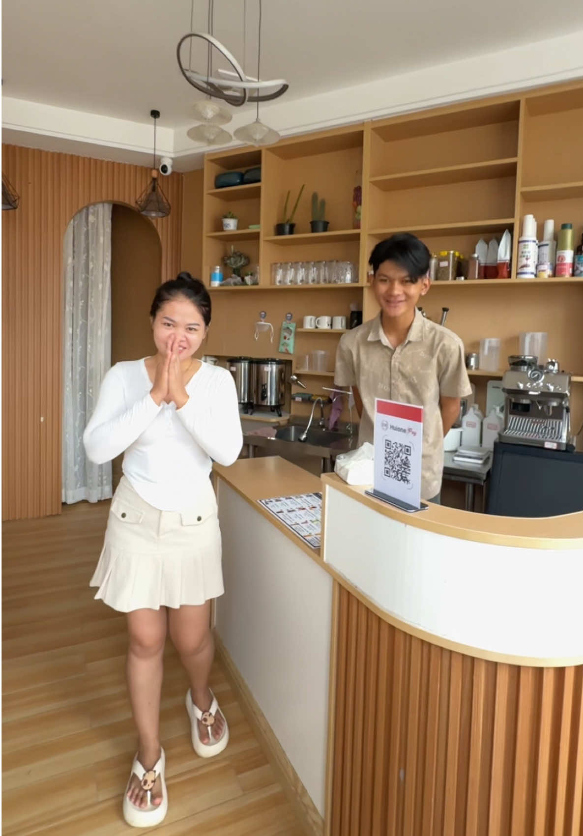 ហាងកាហ្វេនេះនៅជាប់រង្វង់មូលតោពីរក្នុងក្រុងព្រះសីហនុនៃប្រទេសកម្ពុជាមានទំហំតូច ប៉ុន្តែការតុបតែងពិតជារ៉ូមែនទិកខ្លាំងណាស់។ វាផ្តល់ឱ្យមនុស្សនូវអារម្មណ៍នៃភាពស្រស់ស្អាតរ៉ូមែនទិកភ្លាមៗនៅពេលដែលពួកគេចូល។ 柬埔寨西港双狮转盘旁边这个咖啡厅很小，但是装扮的真的非常有情调，一进入就给人一种浪漫之美👍 This cafe next to the Twin Lions Roundabout in Sihanoukville of Cambodia is small, but the decoration is really very romantic. It gives people a sense of romantic beauty as soon as they enter. #柬埔寨西港咖啡厅 #cafeshopincambodia #西港双狮转盘 #doublelions