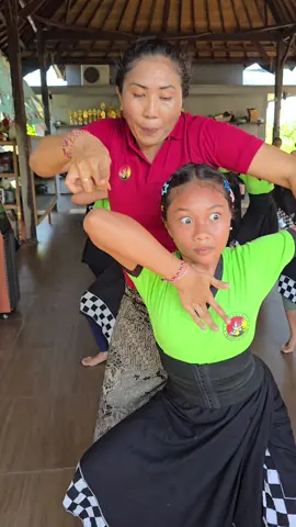 Mengajar menari, menanamkan kepercayaan diri#sanggarpradnyaswari🙏 #viral #dance #fyp #shorts 